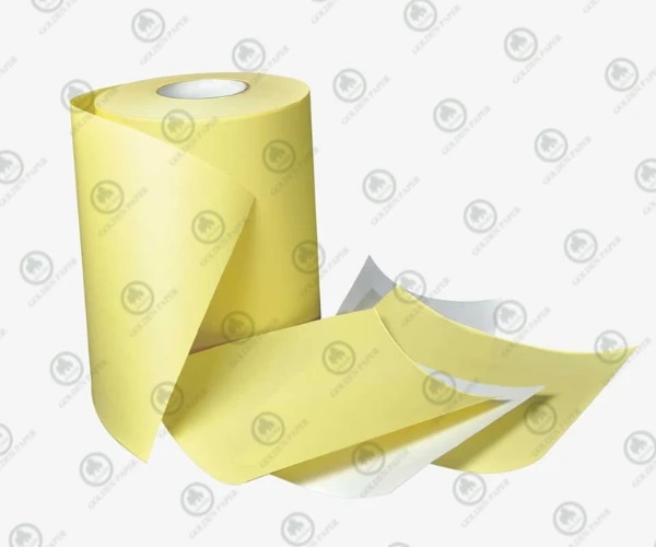 La cuisson professionnelle commence avec des feuilles de papier silicone
