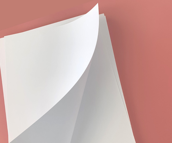 Papier brillant vs mat: comment choisir le bon papier d'impression pour votre projet