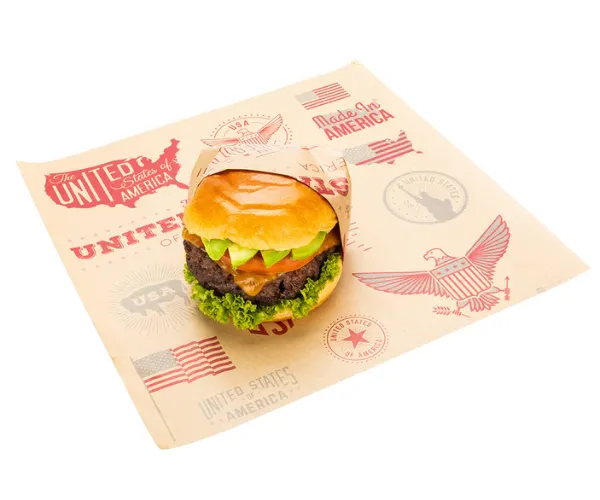 Dans quel genre de papier les hamburgers sont-ils enveloppés?