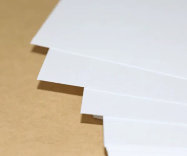 Quelles propriétés du papier affectent la variation de couleur dans l'impression?